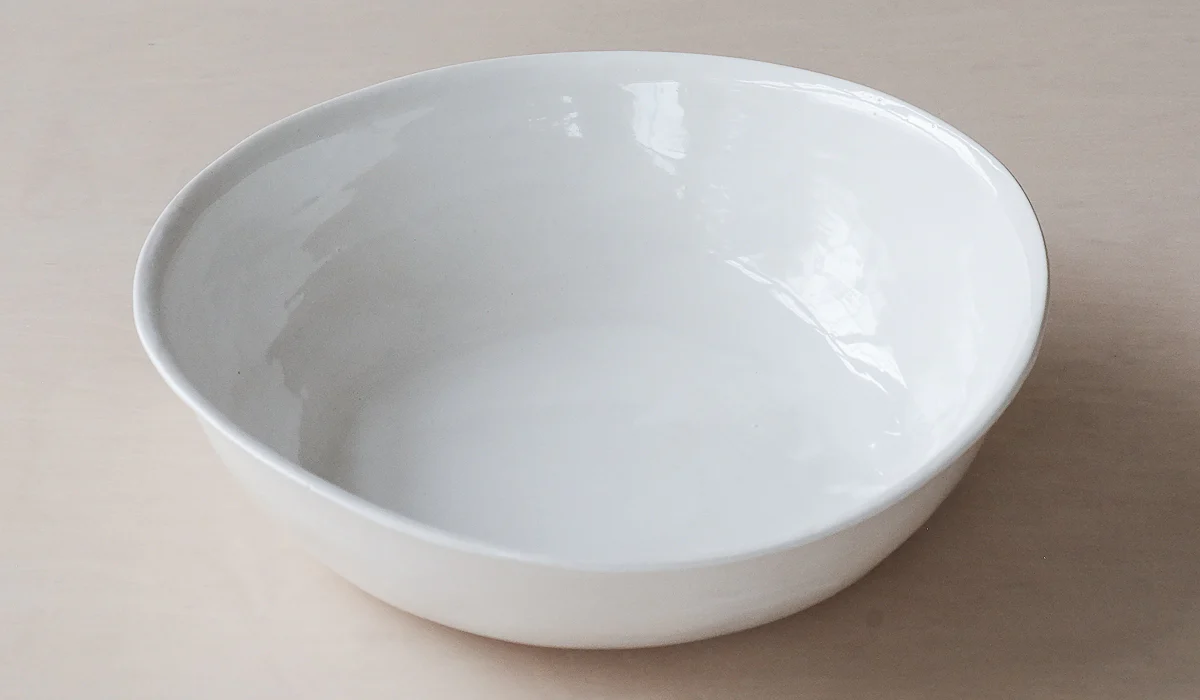 Nathalee Paolinelli Large White Serving Bowl No. 26 - Image 4